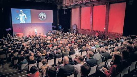 Im "Radialsystem V" in der Holzmarktstraße in Friedrichshain war zur "Falling Walls"-Konferenz jeder Platz besetzt. Gerade spricht Kevin Esvelt, Erfinder der Gene-Drive-Technologie.