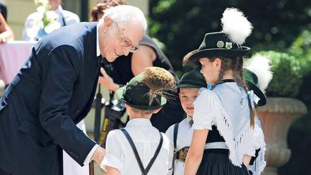 Herzog Franz von Bayern bedankt sich bei seiner Geburtstagsfeier bei jungen Trachtlern.