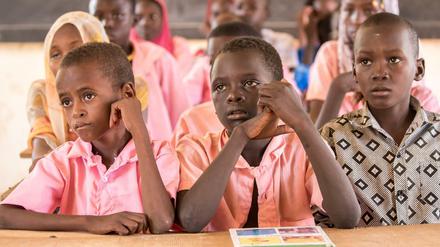 Schüler verfolgen in Niamey im Niger den Unterricht. 