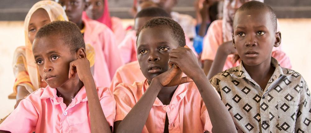 Schüler verfolgen in Niamey im Niger den Unterricht.