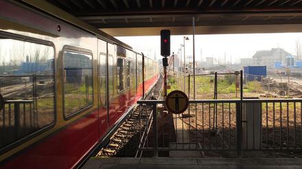 Am Ostkreuz stehen die Signale auch am Mittwoch auf Rot. Die Stellwerksstörung dauert an.