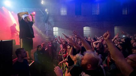 Feine Sahne Fischfilet-Frontmann Jan "Monchi" Gorkow steht in der Alten Brauerei in Dessau auf der Bühne.
