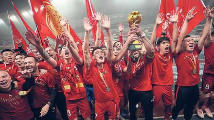 Meisterliche Freude. Schon vor dem letzten Saisonspiel am Samstag steht Schanghai SIPG als Chinesischer Meister fest. Es ist der erste nationale Titel für den Klub, der von Vitor Pereira, dem früheren Coach von 1860 München, trainiert wird. 