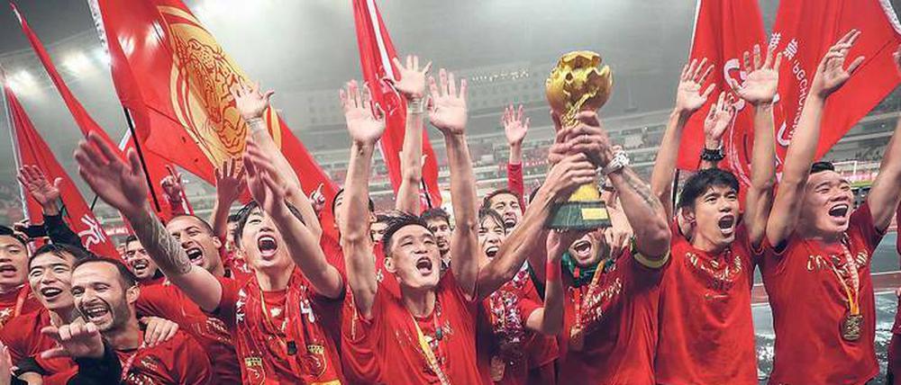 Meisterliche Freude. Schon vor dem letzten Saisonspiel am Samstag steht Schanghai SIPG als Chinesischer Meister fest. Es ist der erste nationale Titel für den Klub, der von Vitor Pereira, dem früheren Coach von 1860 München, trainiert wird. 