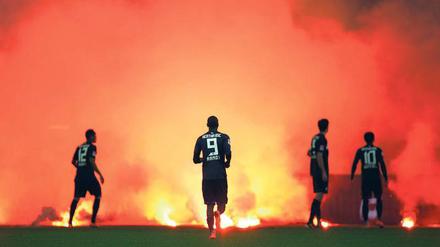 Wie auf dem Dorf: Mit Erstligafußball hatte das Chaos in Düsseldorf wenig zu tun.