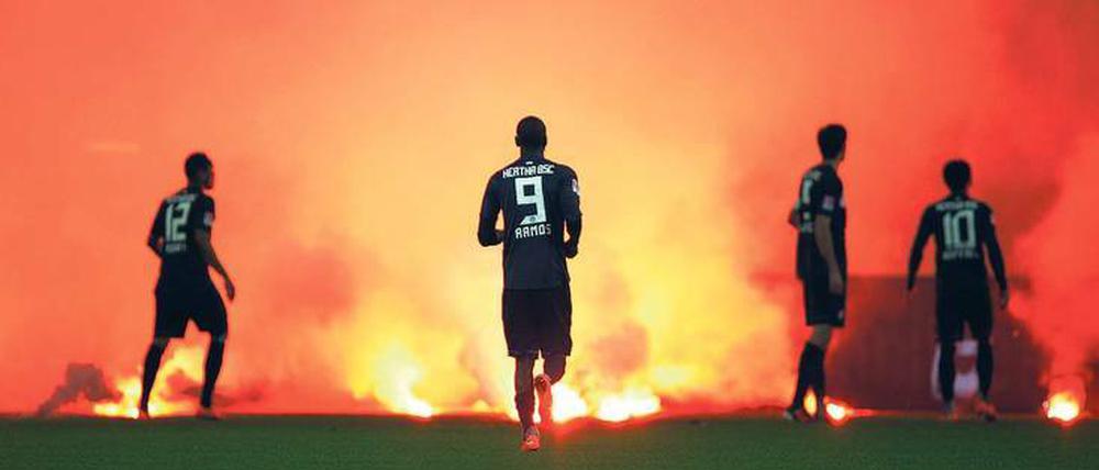 Wie auf dem Dorf: Mit Erstligafußball hatte das Chaos in Düsseldorf wenig zu tun.
