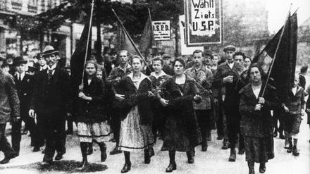 Demonstrationszug von 1919 für die Unabhängige Sozialdemokratische Partei Deutschlands (USPD) und deren Kandidatin Luise Zietz