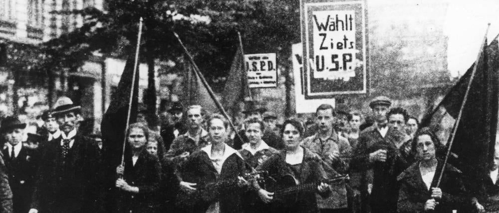Demonstrationszug von 1919 für die Unabhängige Sozialdemokratische Partei Deutschlands (USPD) und deren Kandidatin Luise Zietz
