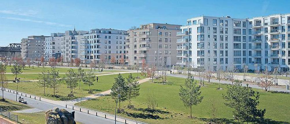 Das Gegenteil von Urbanität. Die Wohnbebauung an der Flottwellstraße schottet sich vom Park am Gleisdreieck ab.