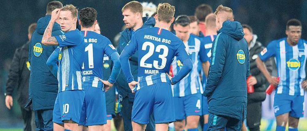 Da fehlt doch was. Die Ultras von Hertha BSC streiten sich mit der Geschäftsführung des Klubs – Leidtragende aber könnten die Spieler sein, die schon gegen Leipzig ohne die Unterstützung der Fans ein Auswärtsspiel im eigenen Stadion hatten. 