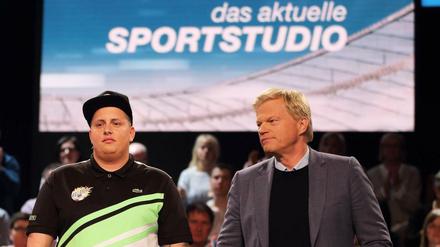 Patrick Scholler vor dem Torwandschießen gegen Oliver Kahn. 