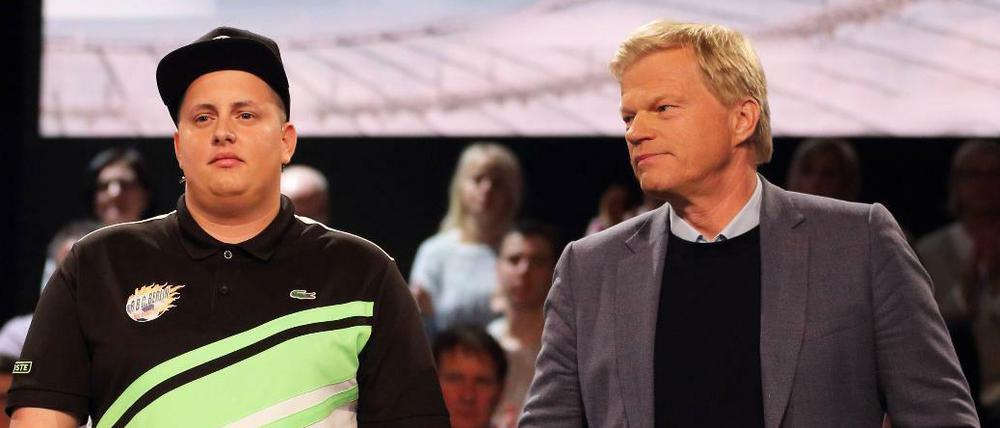 Patrick Scholler vor dem Torwandschießen gegen Oliver Kahn.