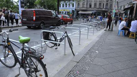Kreuzberger Bügel werden fest im Boden verankerte Fahrradabstellanlagen genannt.