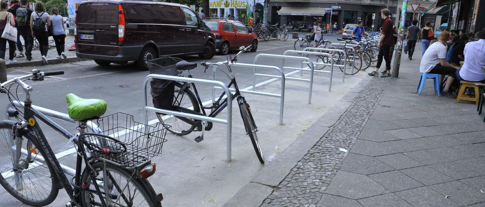 Kreuzberger Bügel werden fest im Boden verankerte Fahrradabstellanlagen genannt.