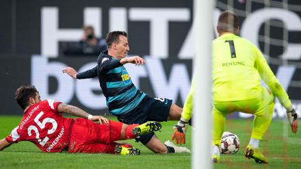 Ein einziges Knäuel: In einem desaströsen Spiel fpr die Herthaner scheitert Vladimir Darida (m) an Düsseldorfs Matthias Zimmermann (l). 