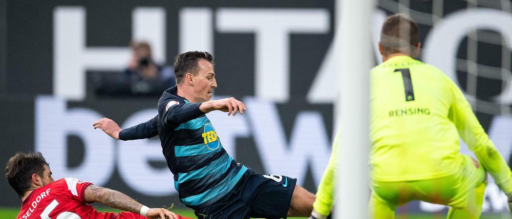Ein einziges Knäuel: In einem desaströsen Spiel fpr die Herthaner scheitert Vladimir Darida (m) an Düsseldorfs Matthias Zimmermann (l).