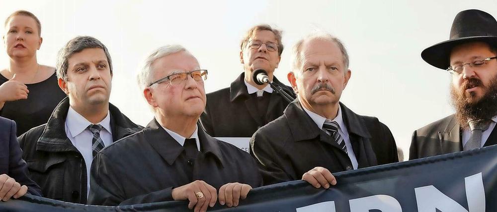 Für die Opfer. SPD-Fraktionschef Raed Saleh, Erzbischof Heiner Koch, Bischof Markus Dröge, Rabbiner Yehuda Teichtal und Chabad Lubawitsch vom Jüdischen Bildungszentrum.