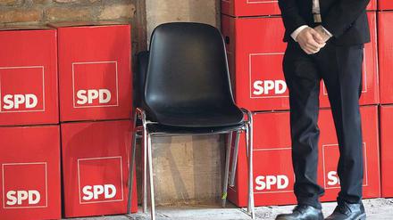 Leerer Stuhl. Ob Müller wieder Spitzenkandidat wird, ist unklar, denn er ist unbeliebt, seine SPD ist in den Umfragen tief gefallen. 