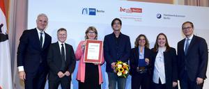 Unternehmerpreis Berlin 2018- u. a. mit dem Regierenden Bürgermeister von Berlin, Michael Müller (SPD) und dem Präsidenten der Handwerkskammer, Stephan Schwarz (links). Mit Blumen: Tagesspiegel-Chefredakteur Lorenz Maroldt. 