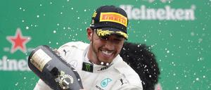 Jubel, die Zweite: Lewis Hamilton holt in Brasilien auch die Konstrukteurswertung für sein Team.