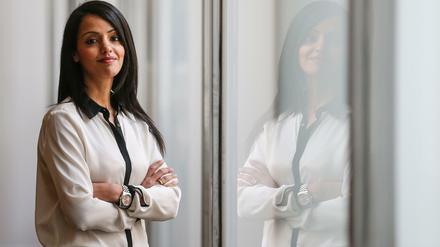 Sawsan Chebli,damals stellvertretende Sprecherin des Außenministeriums, steht im Auswärtigen Amt - mit Rolex am Handgelenk.