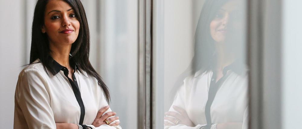 Sawsan Chebli,damals stellvertretende Sprecherin des Außenministeriums, steht im Auswärtigen Amt - mit Rolex am Handgelenk.
