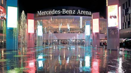 Bulliges Ufo: Vor einem der Eingänge der Mercedes-Benz-Arena.
