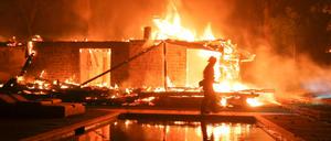 Brände in Kalifornien: Ein Feuerwehrmann an einem brennenden Haus in Malibu.