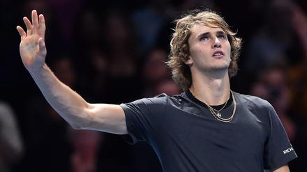 Wie ein junger Gott: Alexander Zverev grüßt das Publikum nach seinem Sieg gegen Marin Cilic in seinem ersten Match der ATP World Tour Finals in London. 
