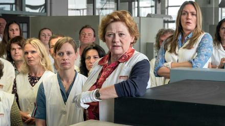 „Keiner schiebt uns weg“: ]Rosi Kessler (Katharina Marie Schubert, links vorne), Gerda Rapp (Imogen Kogge, Mitte) und Lilli Czipowski (Alwara Höfels, rechts) bei einer Betriebsversammlung. Szene aus dem ARD-Film am kommenden Mittwoch. 