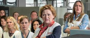 „Keiner schiebt uns weg“: ]Rosi Kessler (Katharina Marie Schubert, links vorne), Gerda Rapp (Imogen Kogge, Mitte) und Lilli Czipowski (Alwara Höfels, rechts) bei einer Betriebsversammlung. Szene aus dem ARD-Film am kommenden Mittwoch. 