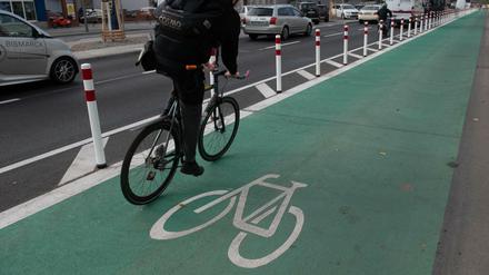 Gepollerter, grün gefärbter Radweg in Berlin.