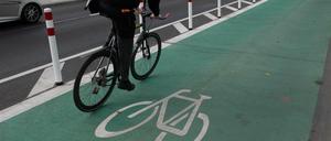 Gepollerter, grün gefärbter Radweg in Berlin.