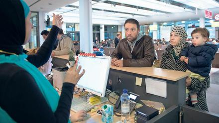 Geschafft nach schier endlosem Warten: Flüchtlingsfamilie bei der Registrierung.