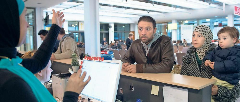 Geschafft nach schier endlosem Warten: Flüchtlingsfamilie bei der Registrierung.
