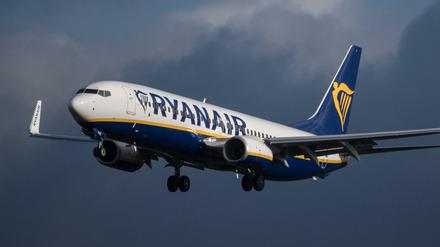 Eine Maschine des irischen Billigfliegers Ryanair beim Landeanflug in Frankfurt am Main.