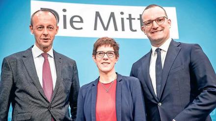 Am Freitag lächelten Friedrich Merz (l.), Annegret Kramp-Karrenbauer und Jens Spahn bei der Frauen-Union um die Wette. 