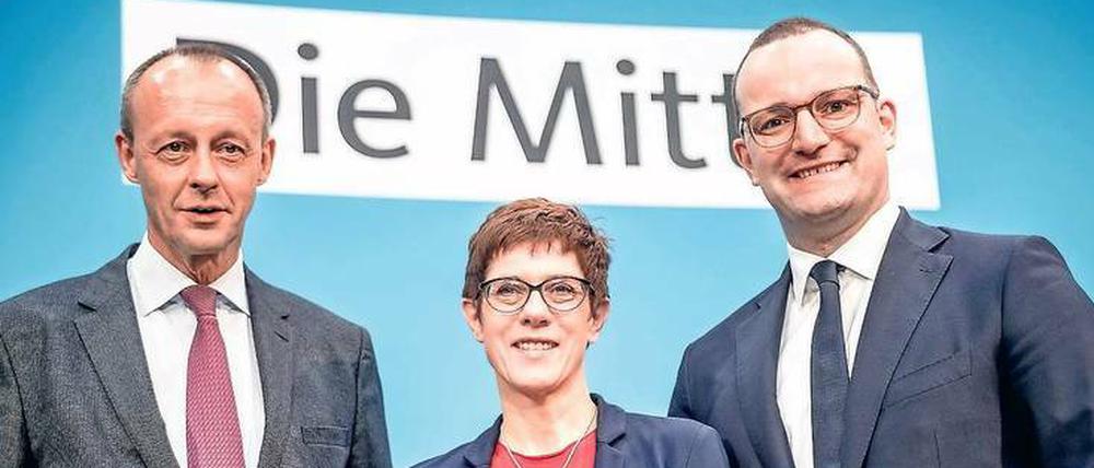 Am Freitag lächelten Friedrich Merz (l.), Annegret Kramp-Karrenbauer und Jens Spahn bei der Frauen-Union um die Wette.