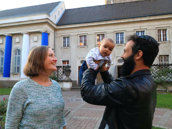 Nina und Dekel Peretz vor dem Nebengebäude.