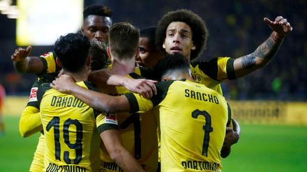 Und jetzt gewinnen wir noch. Marco Reus feiert mit den Kollegen sein zweites Tor für Dortmund.