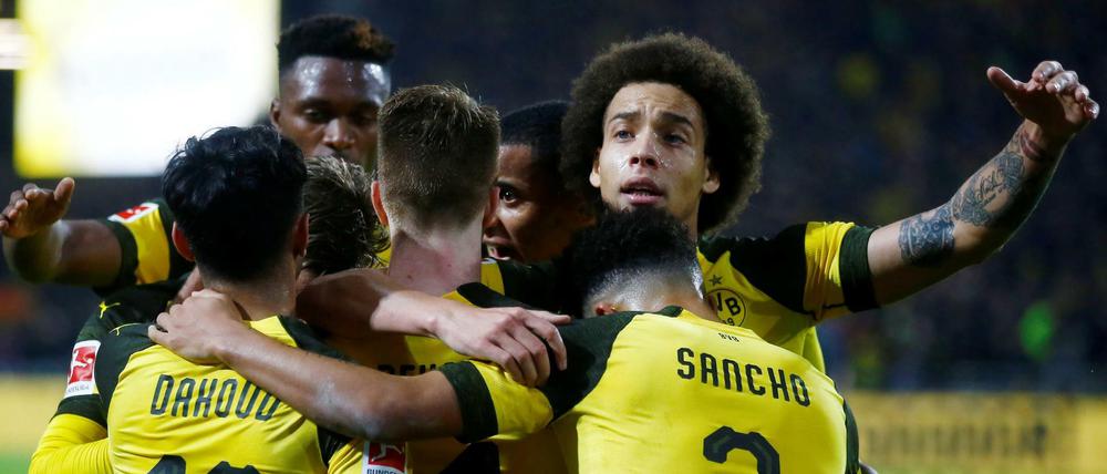 Und jetzt gewinnen wir noch. Marco Reus feiert mit den Kollegen sein zweites Tor für Dortmund.
