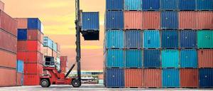 Stapelweise. Der Export wächst schwächer als erwartet. Deutschen Firmen fehlen Aufträge aus dem Ausland im Wert von 55 Miliarden Euro. 