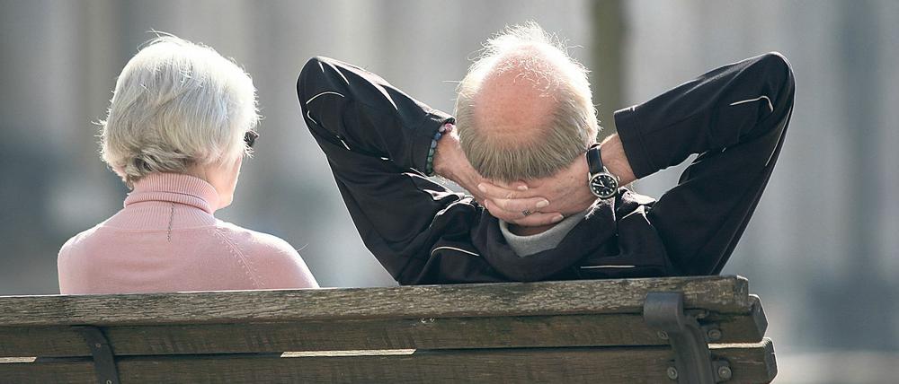Ein Rentnerpaar in Deutschland. Statistisch haben weibliche Neugeborene hierzulande inzwischen 83,1 Jahre zu erwarten, männliche Babys knapp fünf Jahre weniger. 