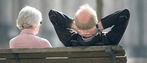 Ein Rentnerpaar in Deutschland. Statistisch haben weibliche Neugeborene hierzulande inzwischen 83,1 Jahre zu erwarten, männliche Babys knapp fünf Jahre weniger. 