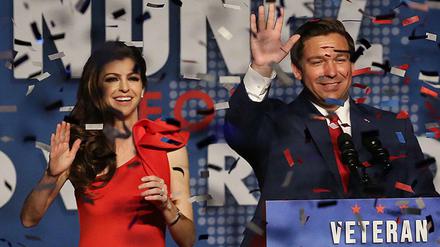 Ron DeSantis (r), der republikanische Kandidat in Florida bei der Wahl für das Amt des Gouverneurs, lag bei der ersten Auszählung vorne. Jetzt wird neu gezählt.