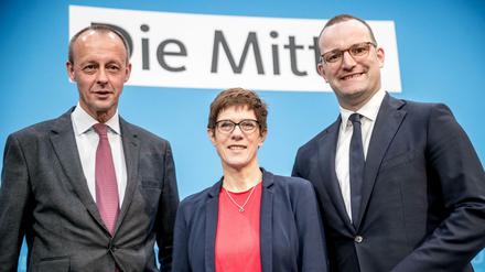 Annegret Kramp-Karrenbauer zwischen Jens Spahn (r) und Friedrich Merz vor einer Veranstaltung der Frauen-Union. 