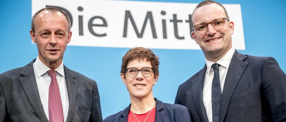 Annegret Kramp-Karrenbauer zwischen Jens Spahn (r) und Friedrich Merz vor einer Veranstaltung der Frauen-Union.
