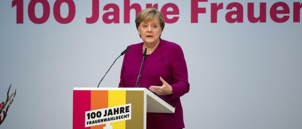 Bundeskanzlerin Angela Merkel (CDU) spricht beim Festakt zu 100 Jahre Frauenwahlrecht im Deutschen Historischen Museum. 