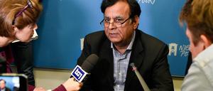 Der Anwalt von Asia Bibi, Saif-ul-Malook, bei einer Pressekonferenz in Den Haag.