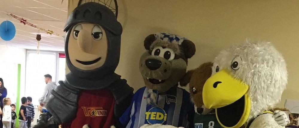 Bei der Vorstellung des Programms waren auch die Maskottchen der Berliner Profivereine vor Ort.